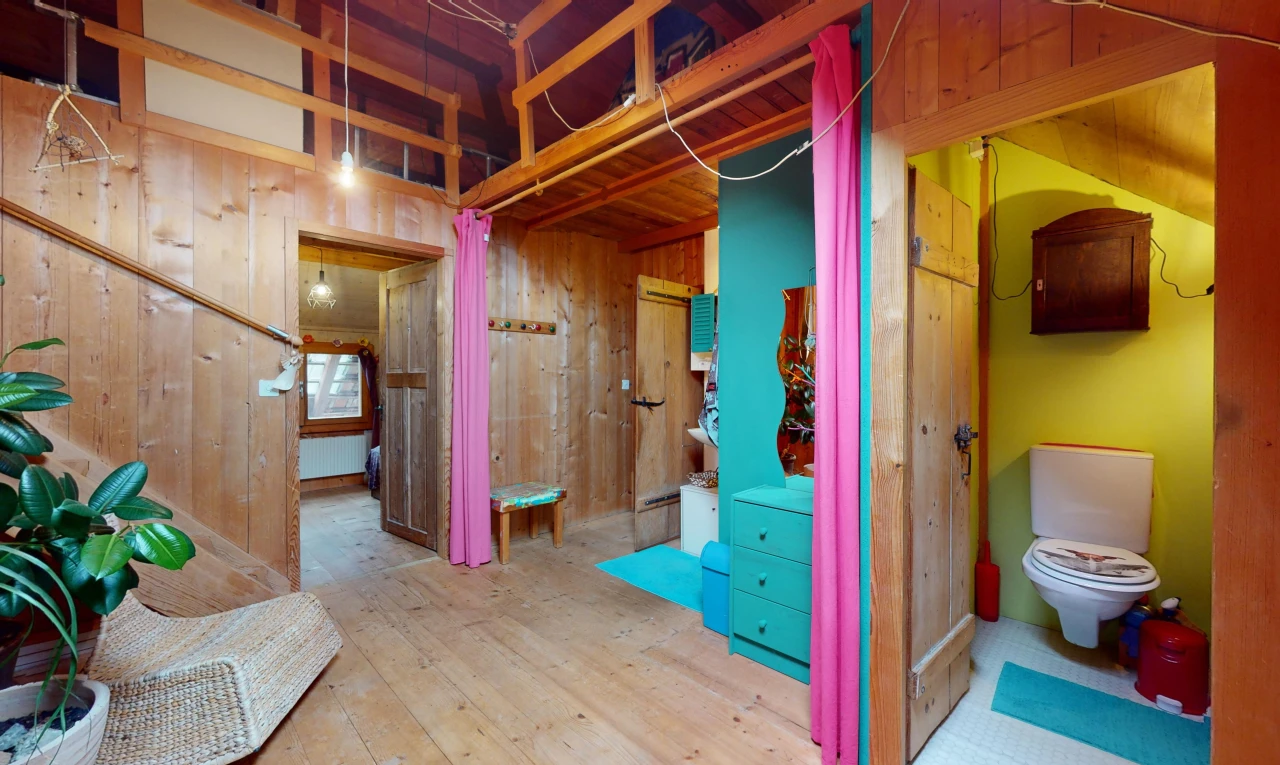 couloir avec lumière naturelle, plancher de bois, et mur en bois