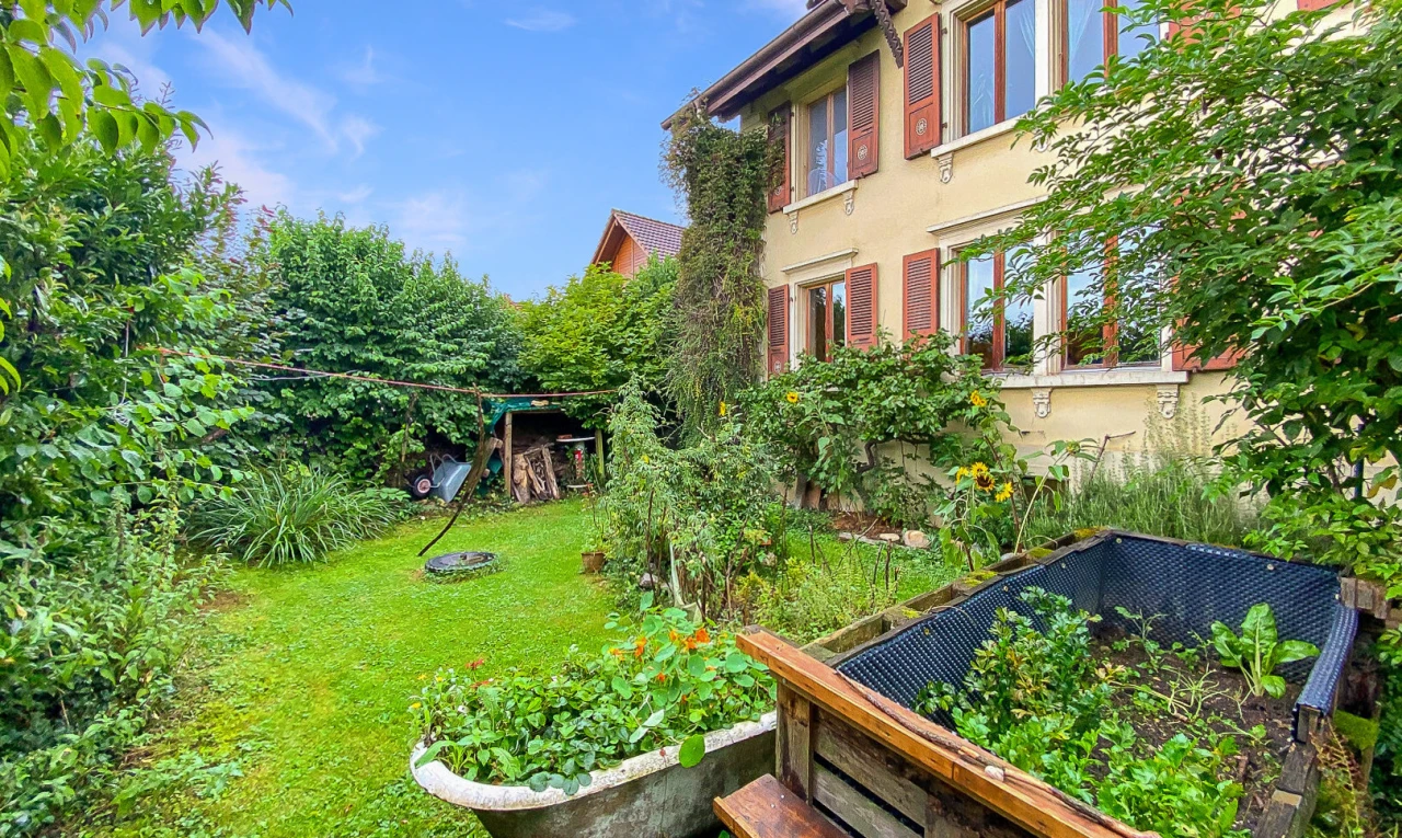 jardin avec pelouse et terrain de jeux