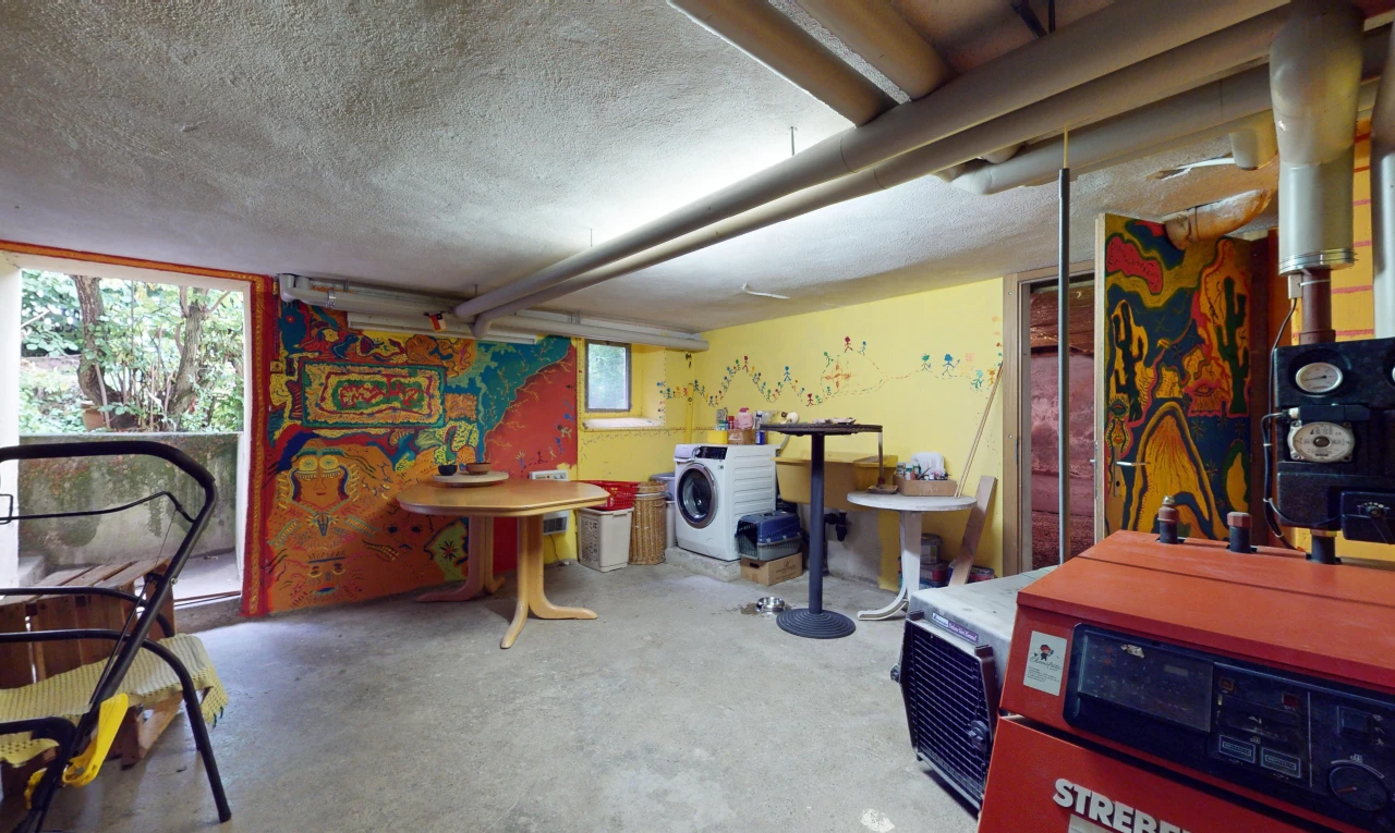 espace intérieur avec machine à laver / sèche-linge, sol en béton, lumière naturelle, et plafond en crépis