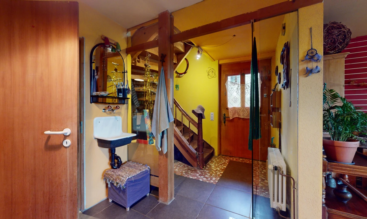 couloir avec lumière naturelle, radiateur, et carrelage