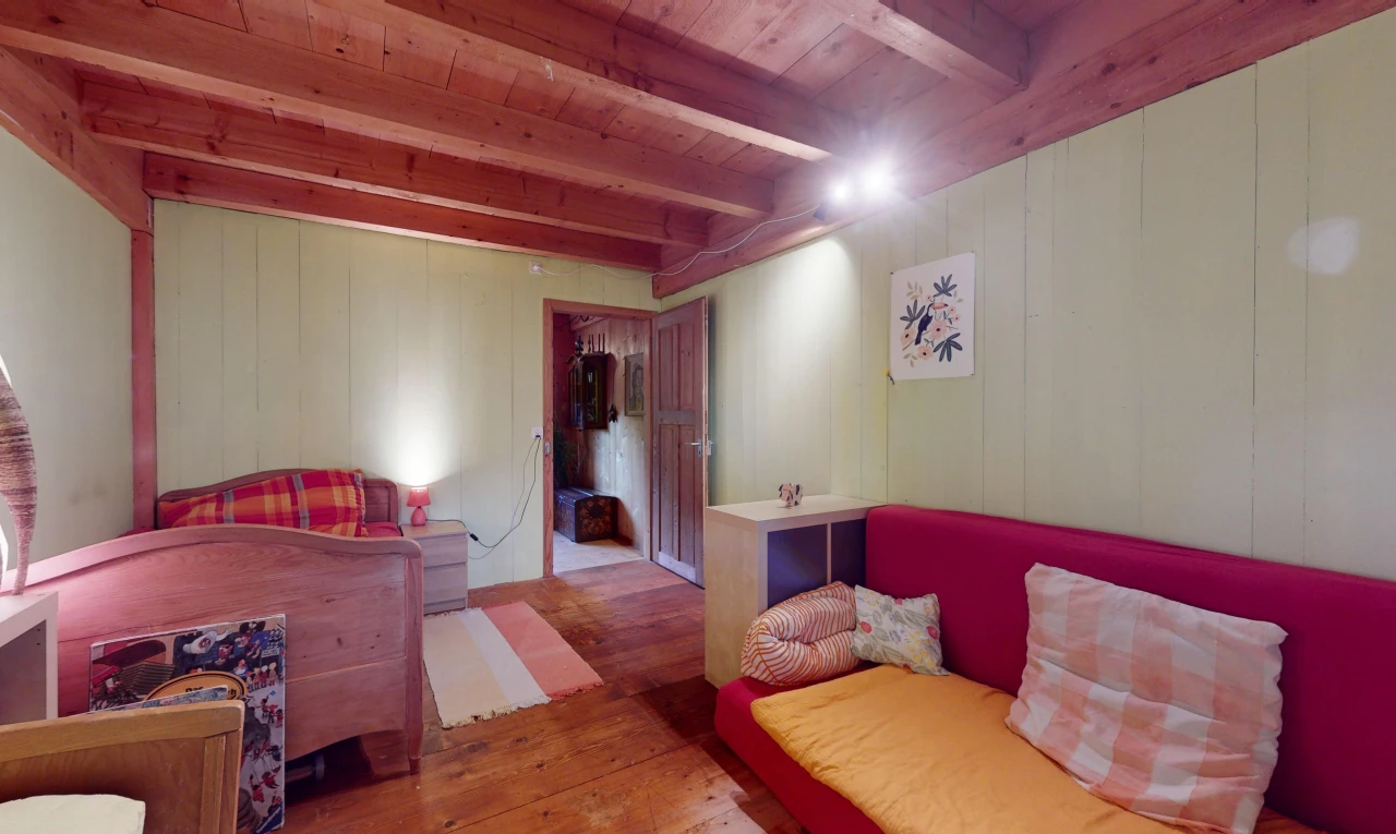 salon avec poutres apparentes, plancher de bois, et plafond de bois