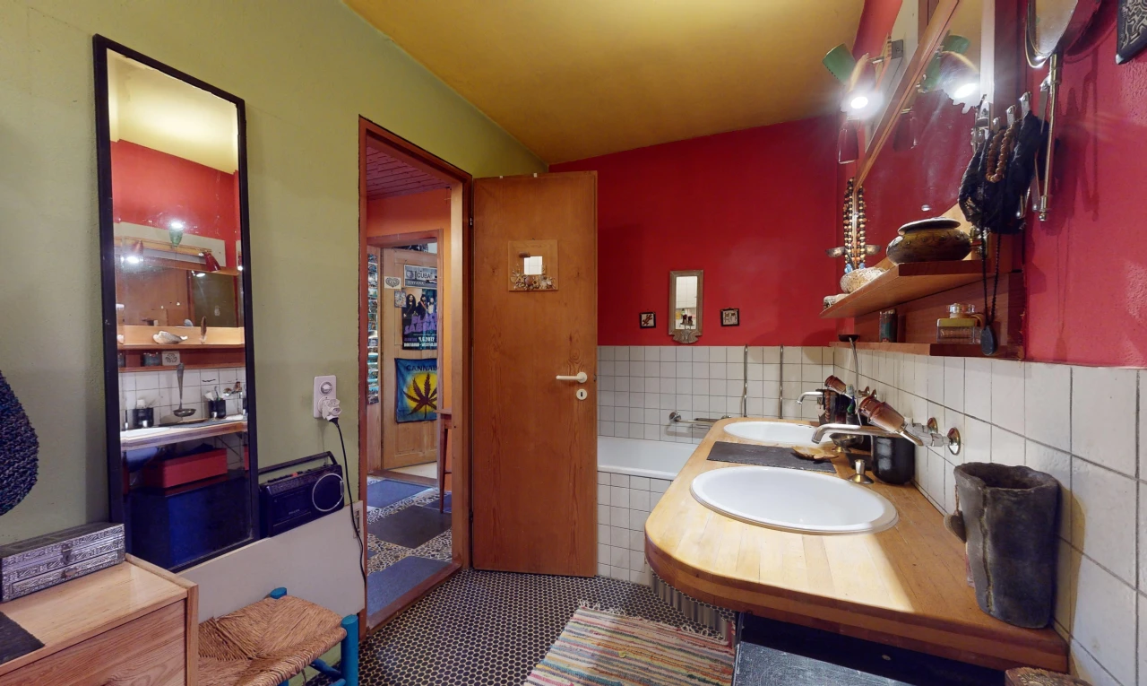 salle de bains avec double vasque, crédence, miroir, et baignoire