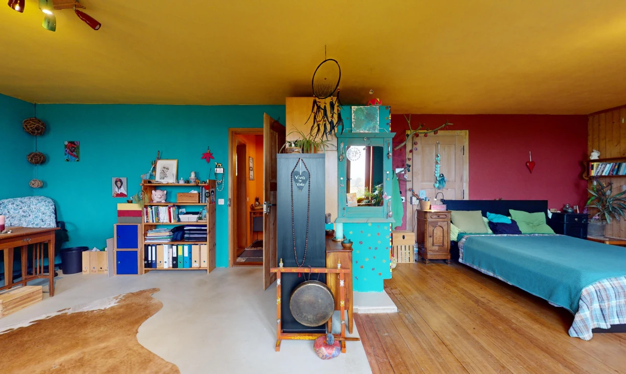 chambre avec plancher de bois
