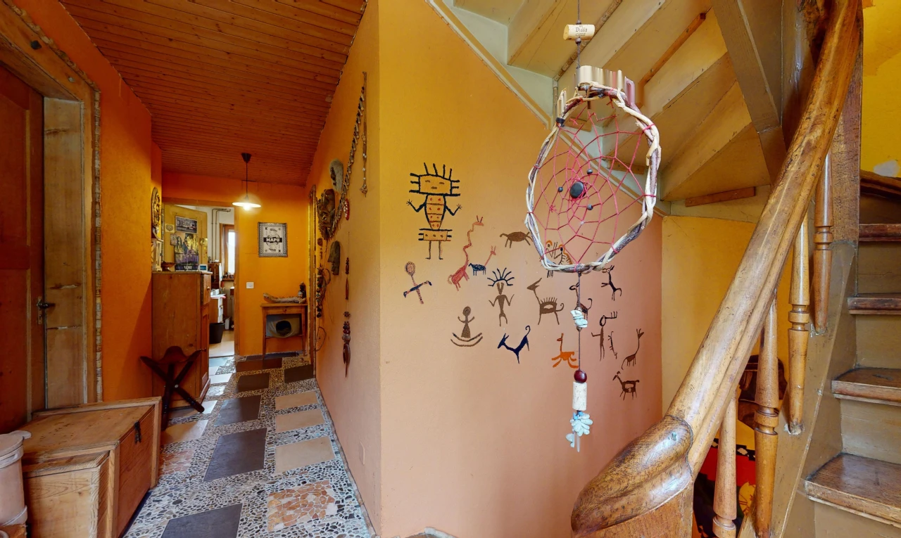 couloir avec plafond de bois