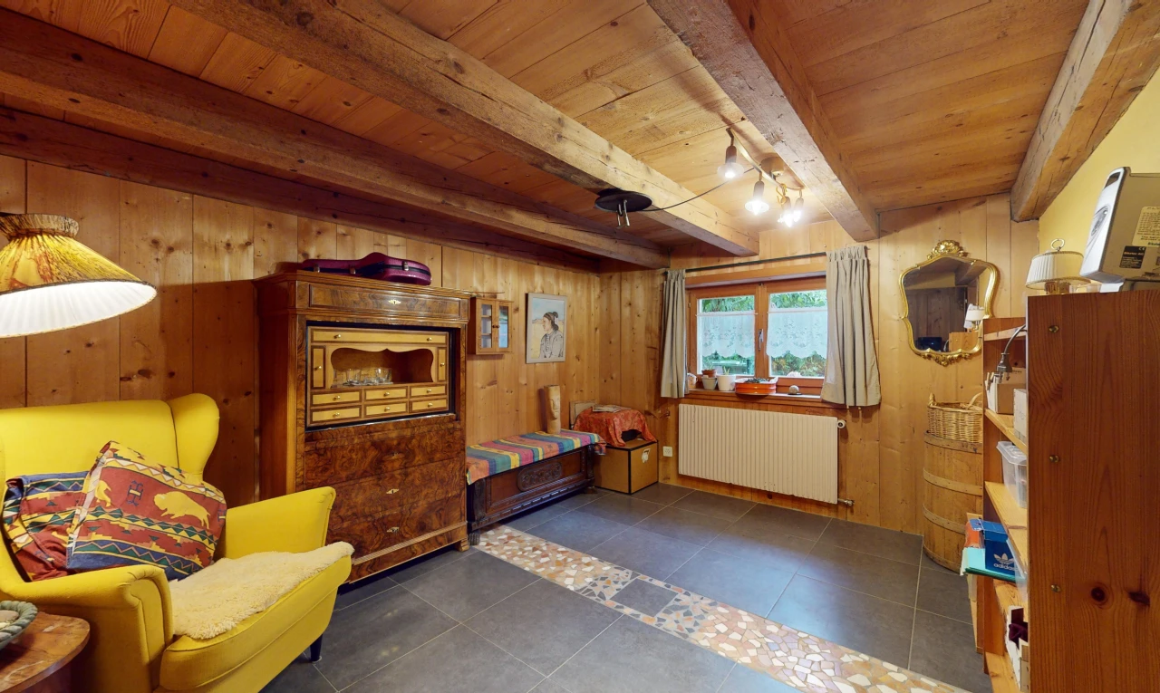 salon avec plafond de bois, poutres apparentes, carrelage, lumière naturelle, et radiateur