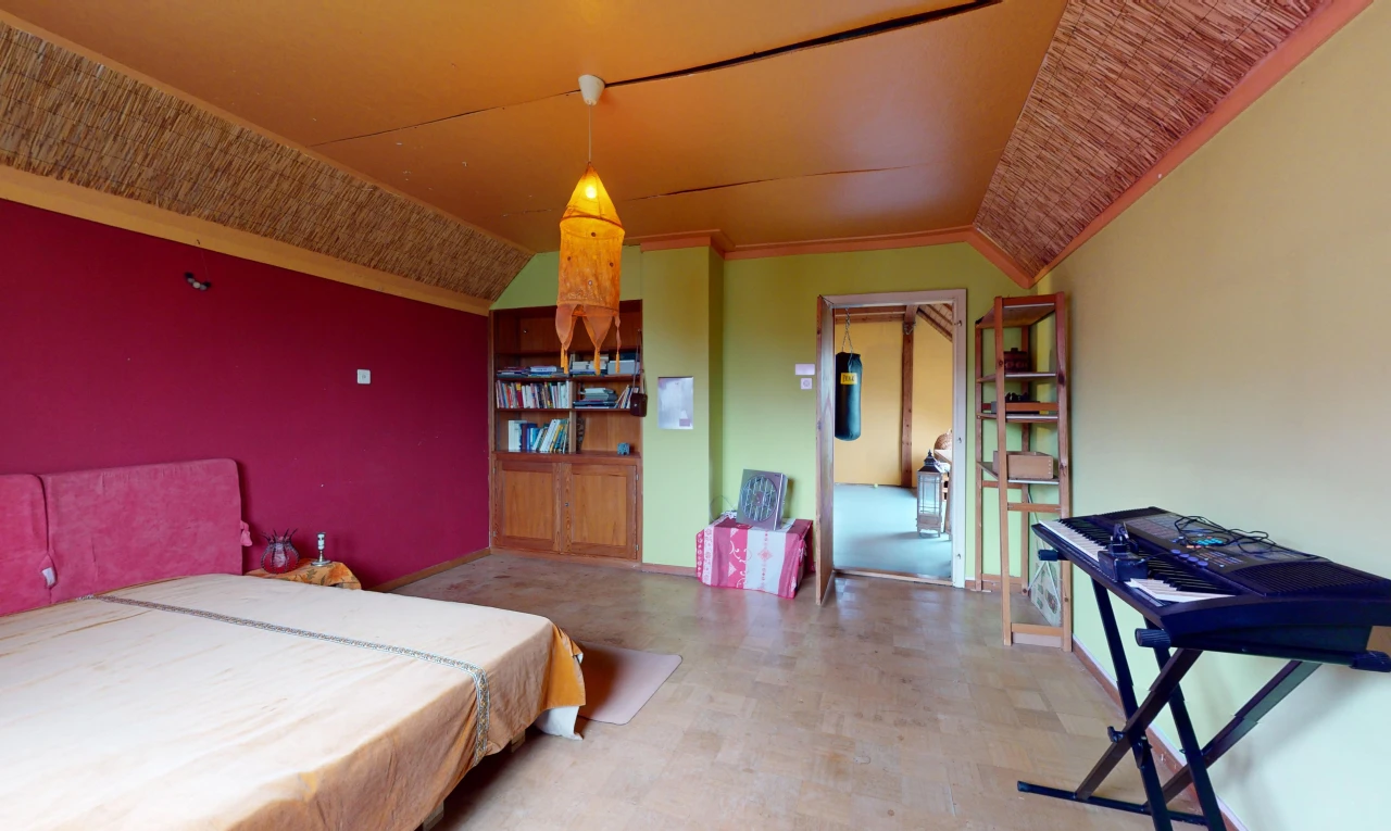 chambre avec plafond voûté et moulures