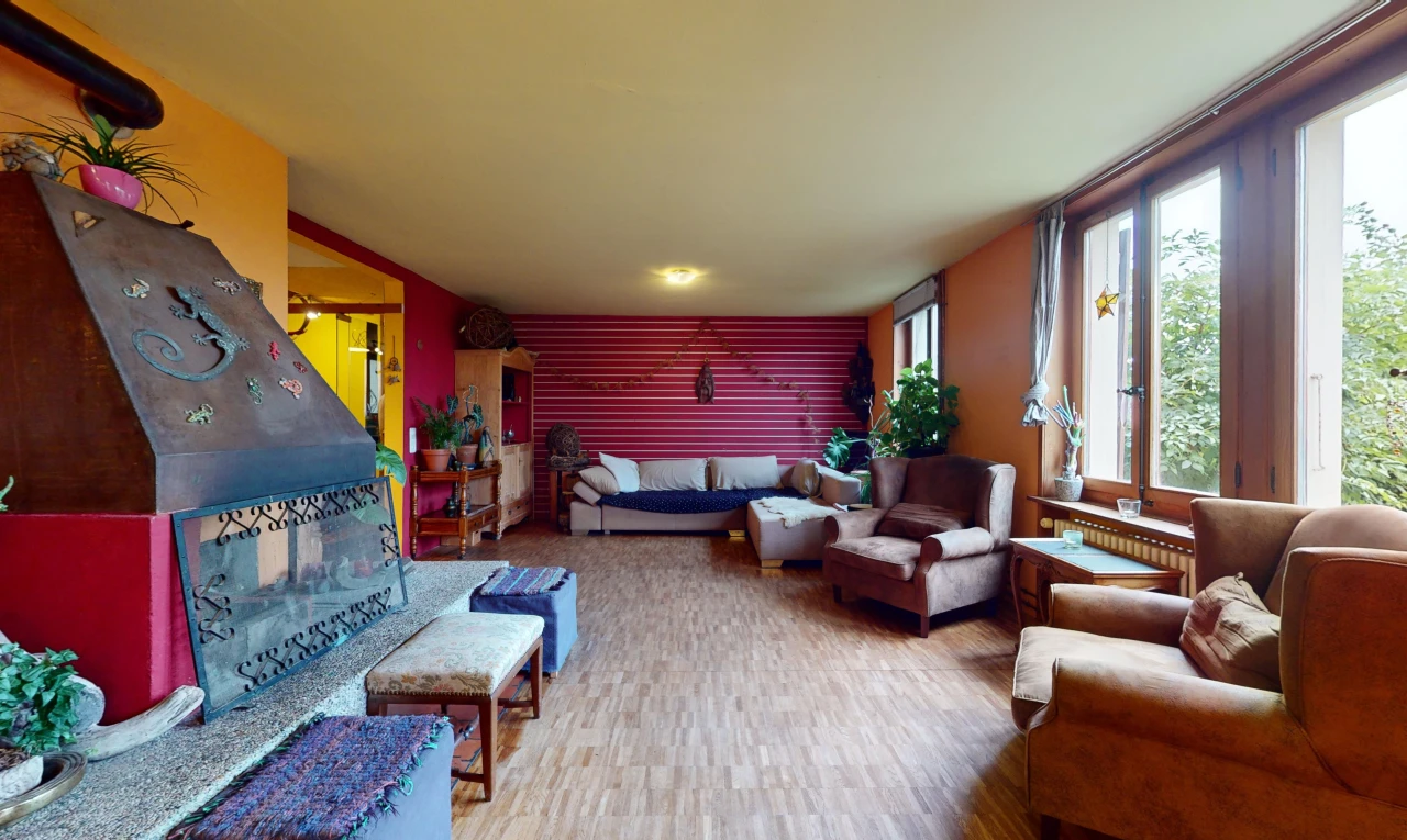 salon avec plancher de bois et lumière naturelle