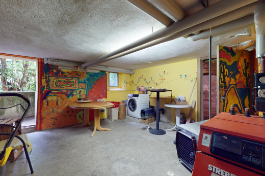 espace intérieur avec machine à laver / sèche-linge, sol en béton, lumière naturelle, et plafond en crépis