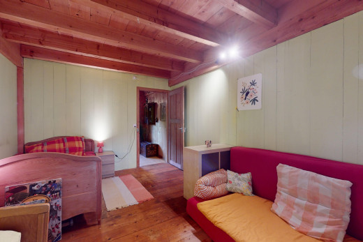 salon avec poutres apparentes, plancher de bois, et plafond de bois