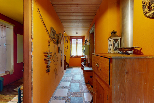 couloir avec lumière naturelle et plafond de bois