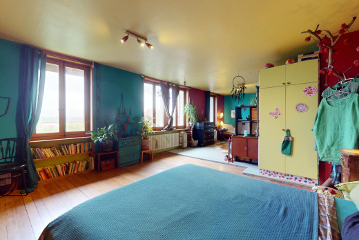 chambre avec lumière naturelle, plancher de bois, et radiateur