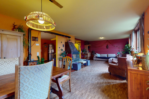 salon / salle à manger avec lumière naturelle, plancher de bois, et lustre