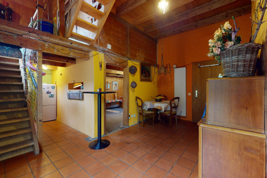 salle à manger avec poutres apparentes et carrelage