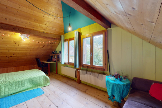 chambre avec plancher de bois, plafond de bois, poutres apparentes, lumière naturelle, et plafond voûté