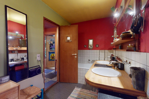 salle de bains avec double vasque, crédence, miroir, et baignoire