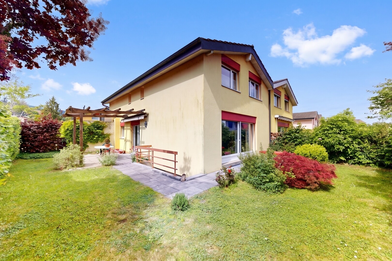 façade avec pelouse, bardage en stuc, from property, pergola, et auvent