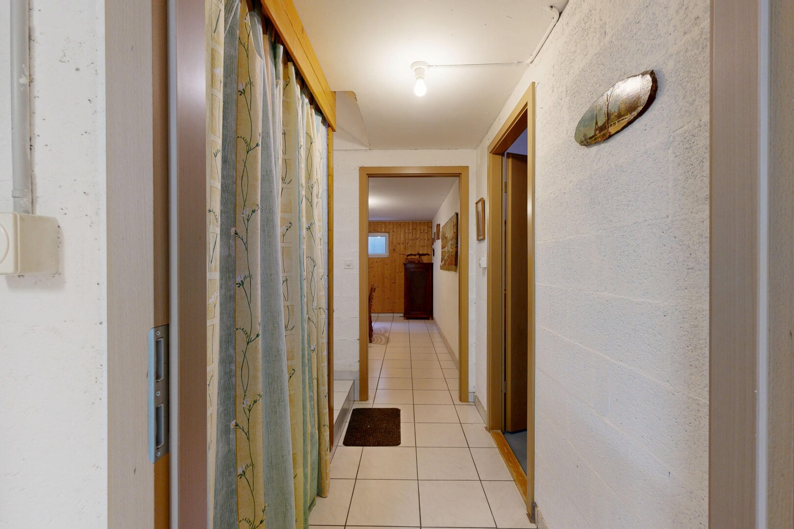 couloir avec sol en carrelage, tile floor, inside property, et light floor