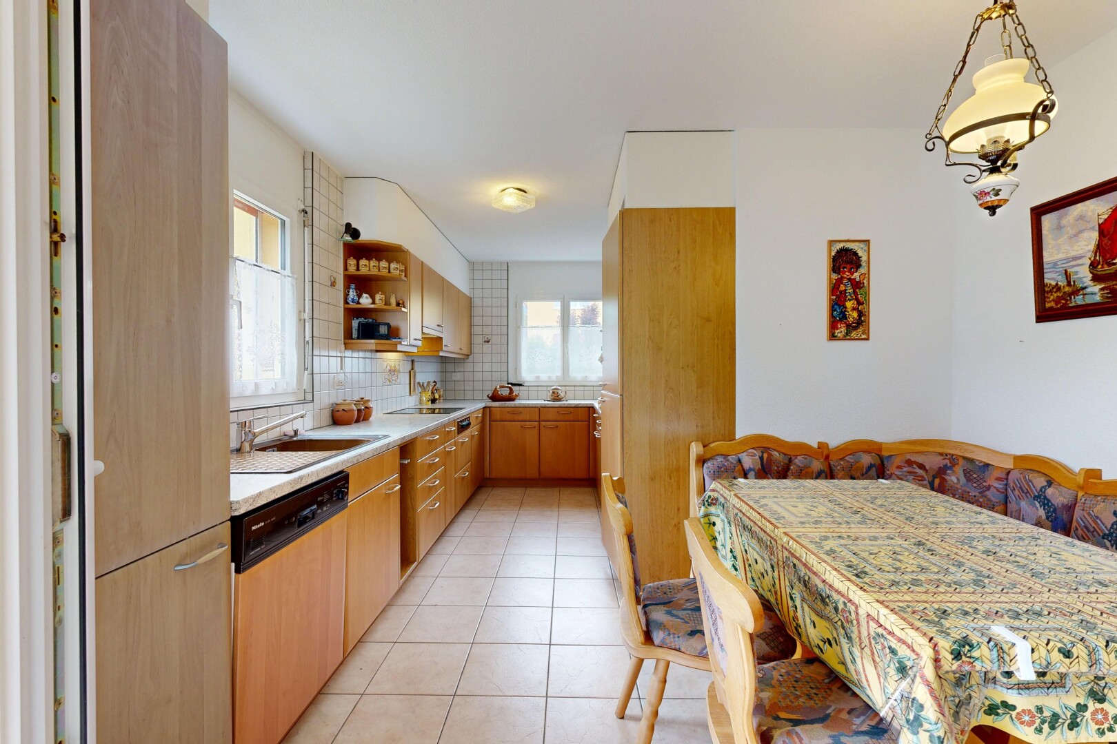 cuisine avec light countertops, plans de travail, backsplash, dosseret, et drywall