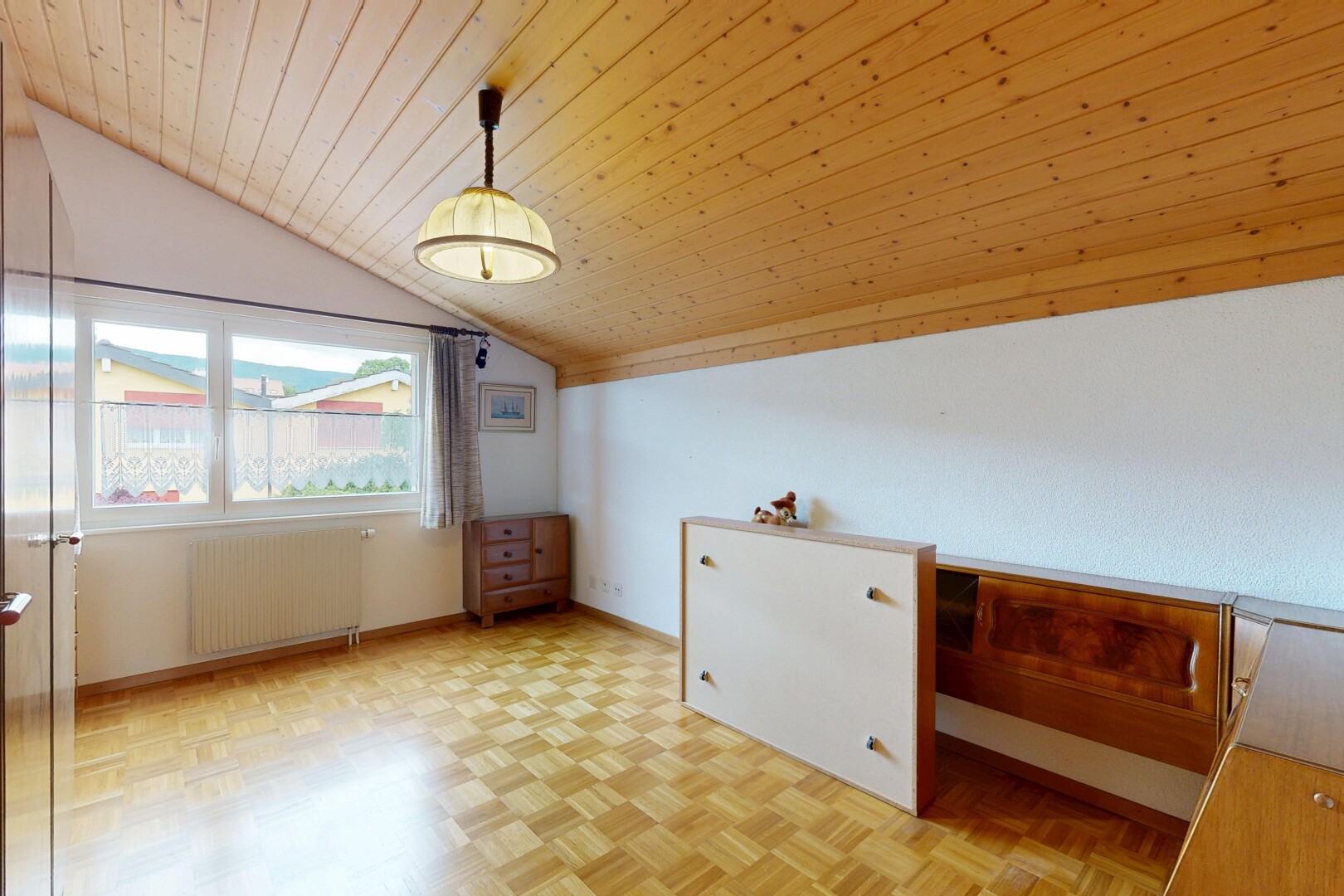 pièce vide avec parquet floor, sol en finition bois, wood finish floor, inside property, et plafond en bois