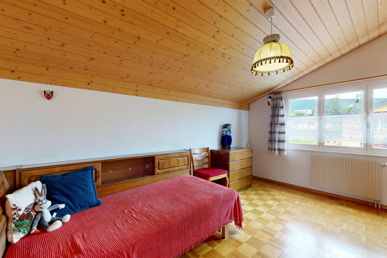 chambre avec wood ceiling, plafond en bois, radiateur, vaulted ceiling, et plafond voûté