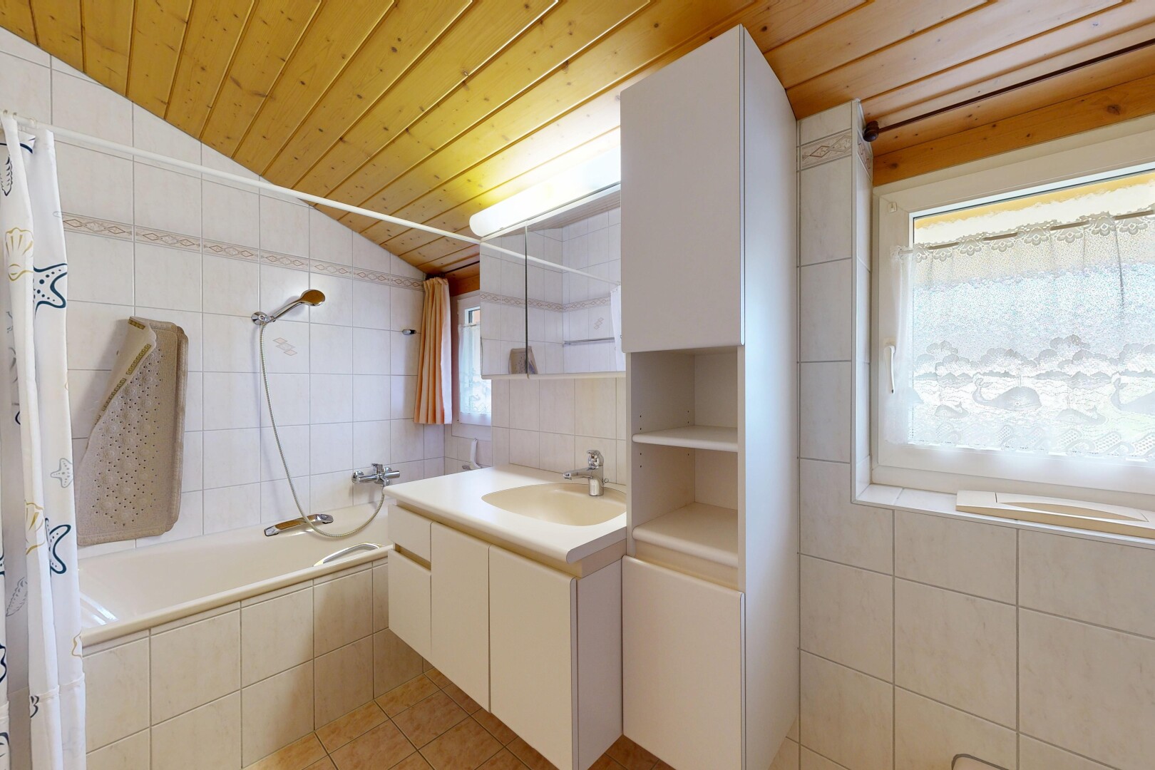 salle de bains avec plafond en bois, wood ceiling, salle de bain complète, plafond voûté, et vaulted ceiling