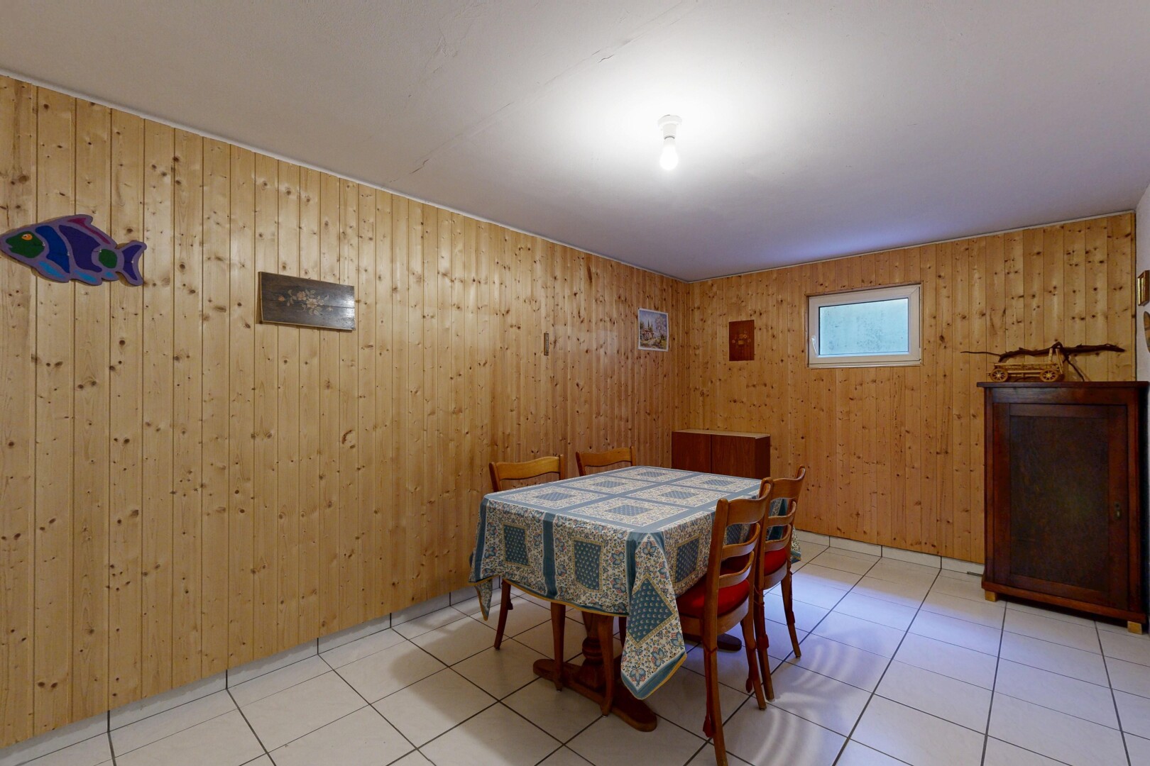 salle à manger avec mur en bois, wood wall, inside property, lumière naturelle, et natural light