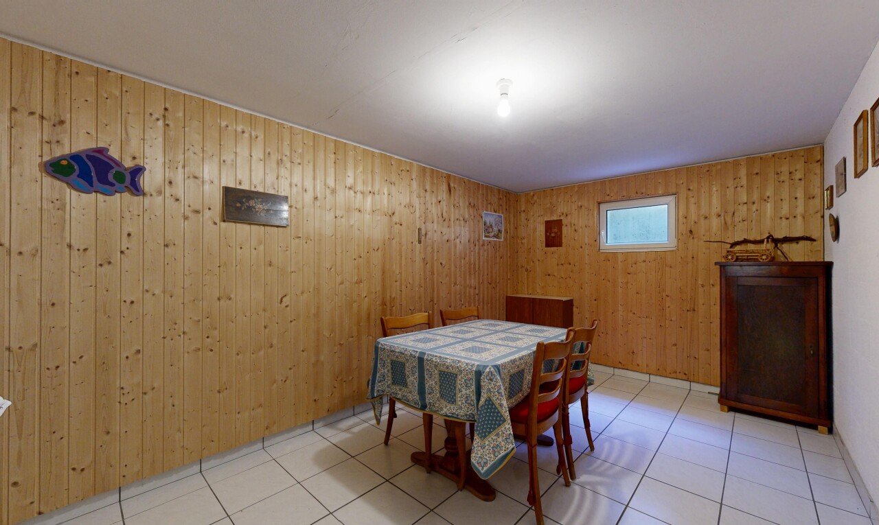 salle à manger avec mur en bois, wood wall, inside property, lumière naturelle, et natural light