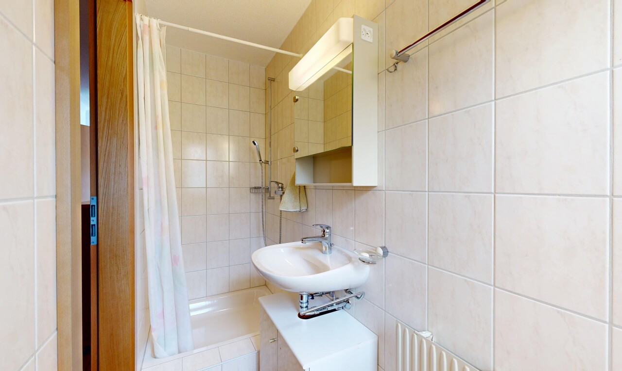 salle de bains avec miroir, salle de bain complète, évier, douche-bain combinés, et light floor