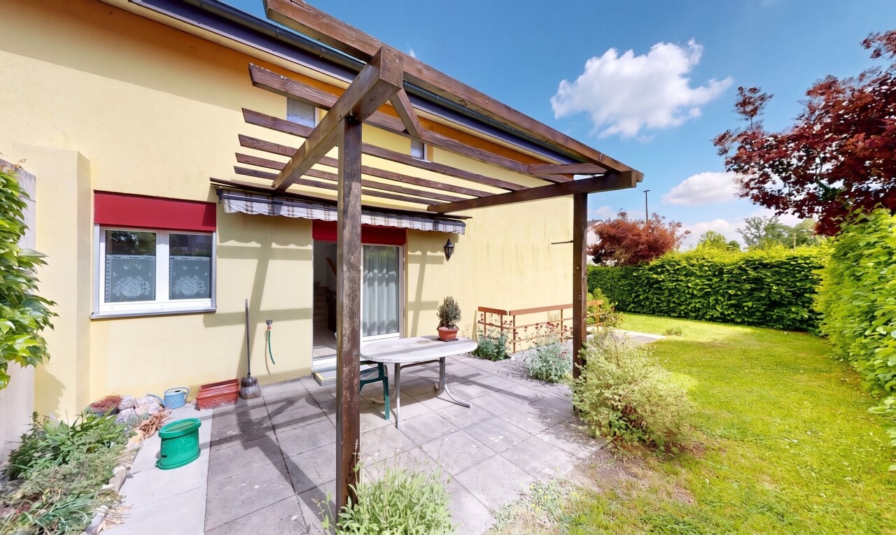 terrasse avec pelouse, from property, auvent, terrasse, et day time