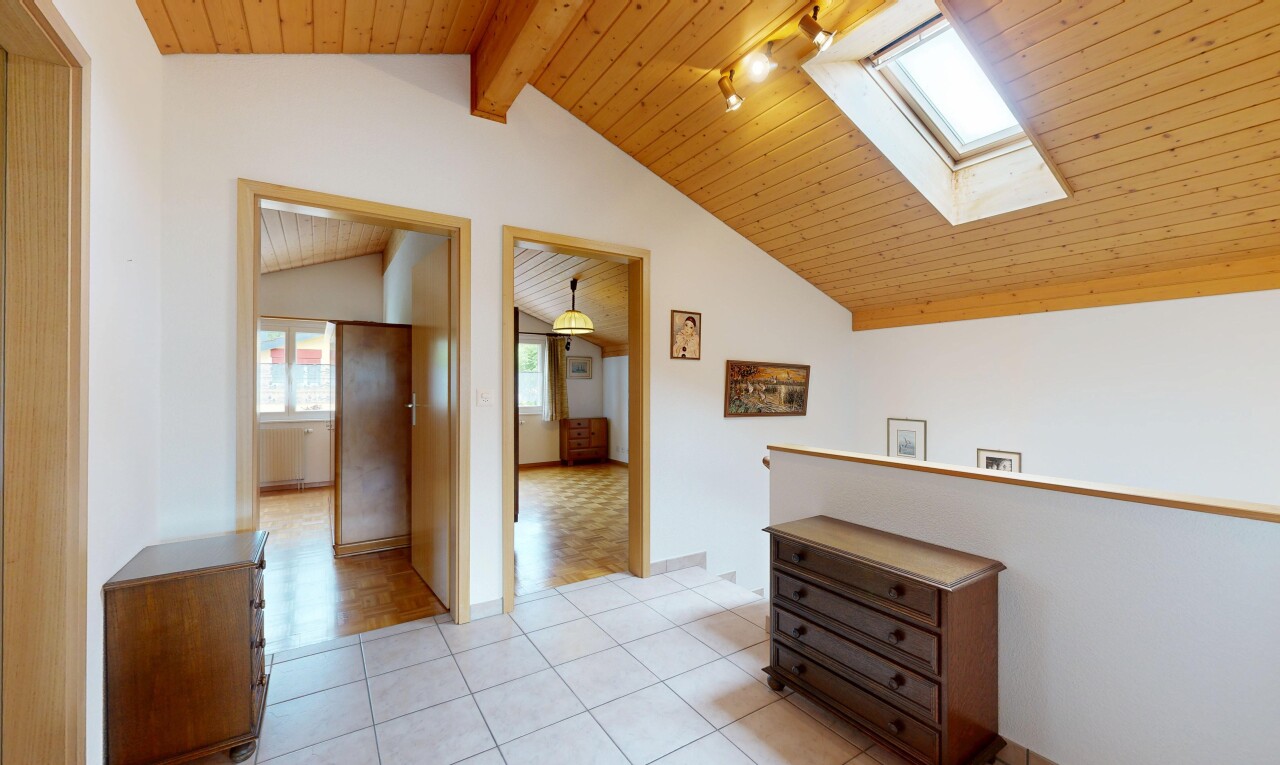 couloir avec plafond en bois, wood ceiling, inside property, lumière naturelle, et natural light