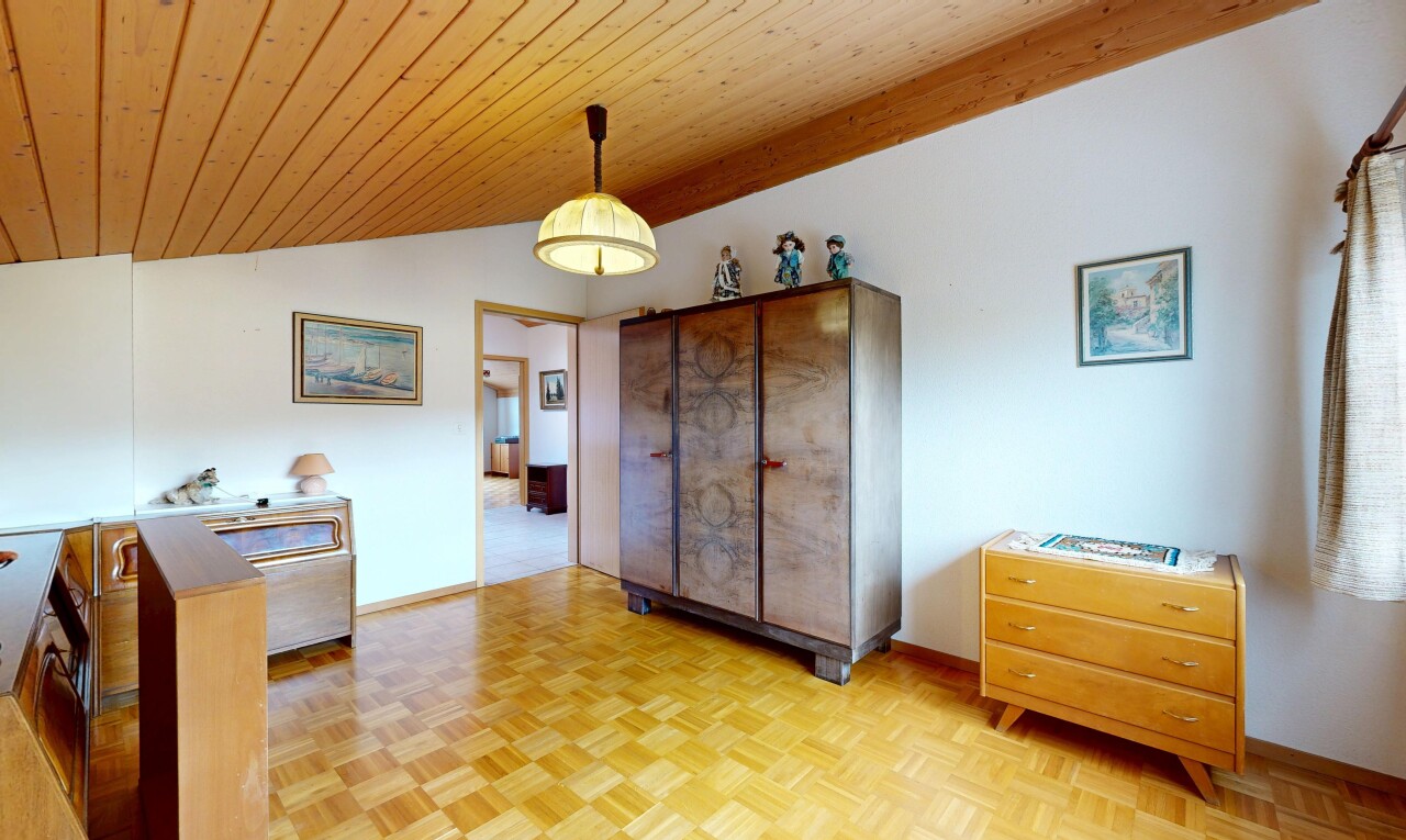 chambre avec parquet floor, inside property, cloison sèche, drywall, et plafond en bois