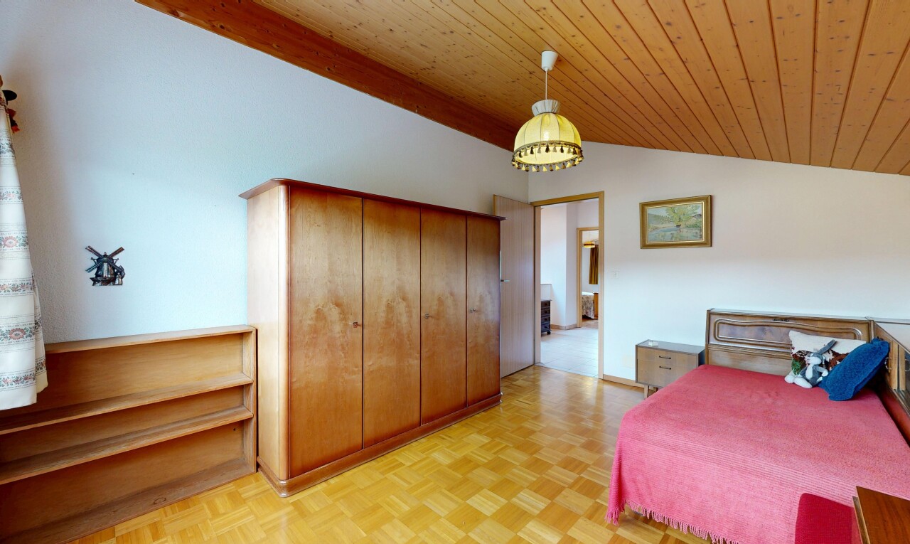 chambre avec parquet floor, wood finish floor, sol en finition bois, drywall, et cloison sèche