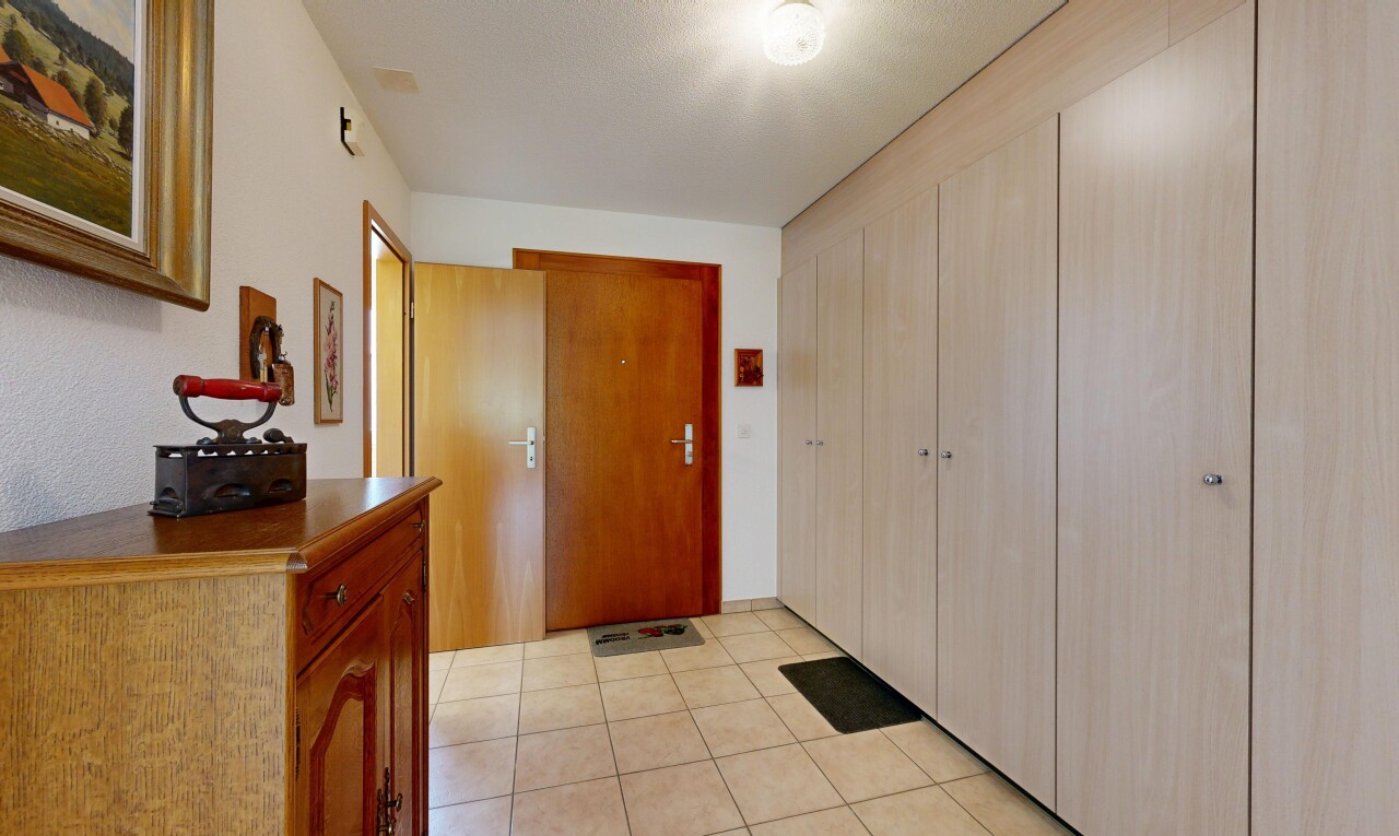 couloir avec light floor, inside property, sol en carrelage, tile floor, et cloison sèche