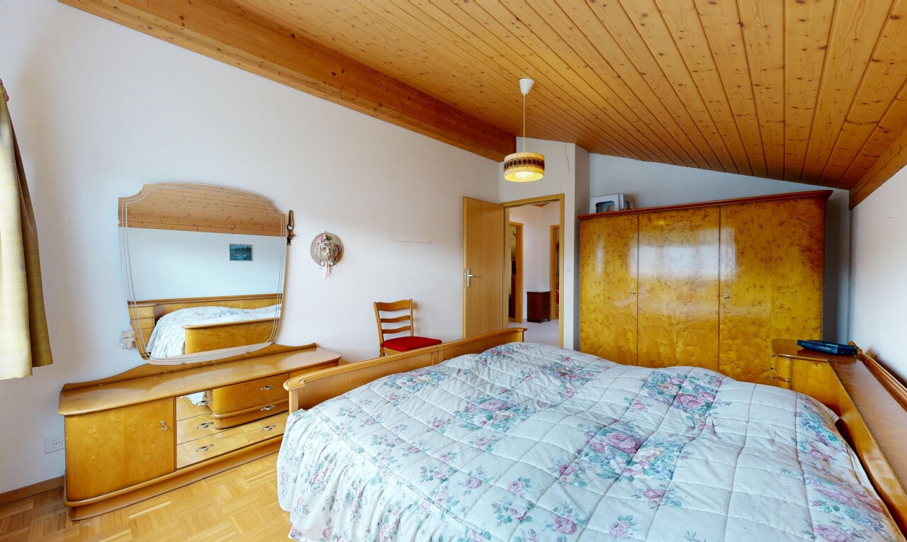 chambre avec parquet floor, inside property, sol en finition bois, wood finish floor, et plafond voûté