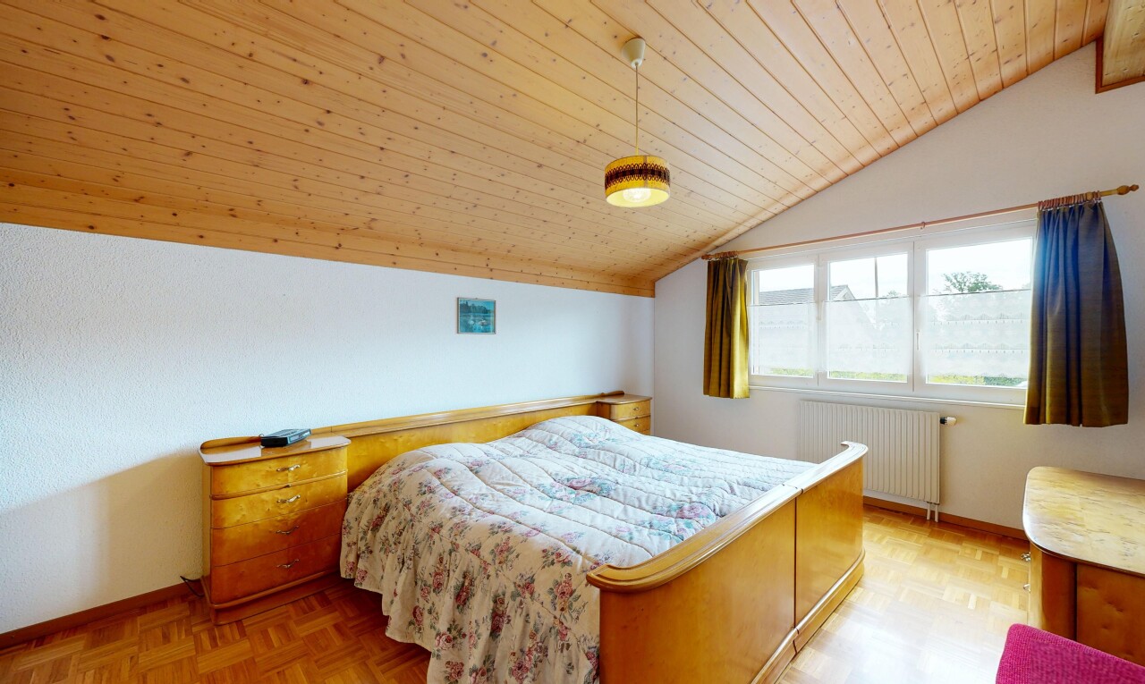 chambre avec wood ceiling, plafond en bois, parquet floor, wood finish floor, et sol en finition bois