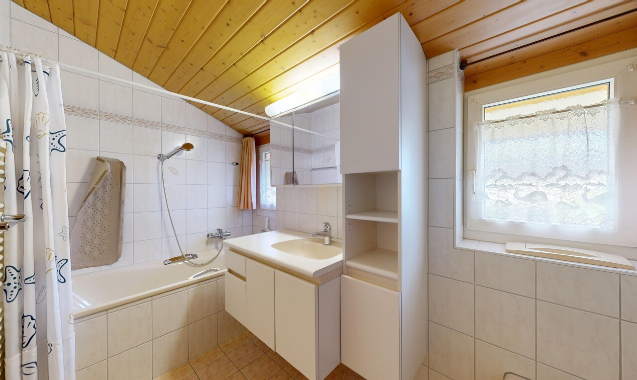 salle de bains avec plafond en bois, wood ceiling, salle de bain complète, plafond voûté, et vaulted ceiling