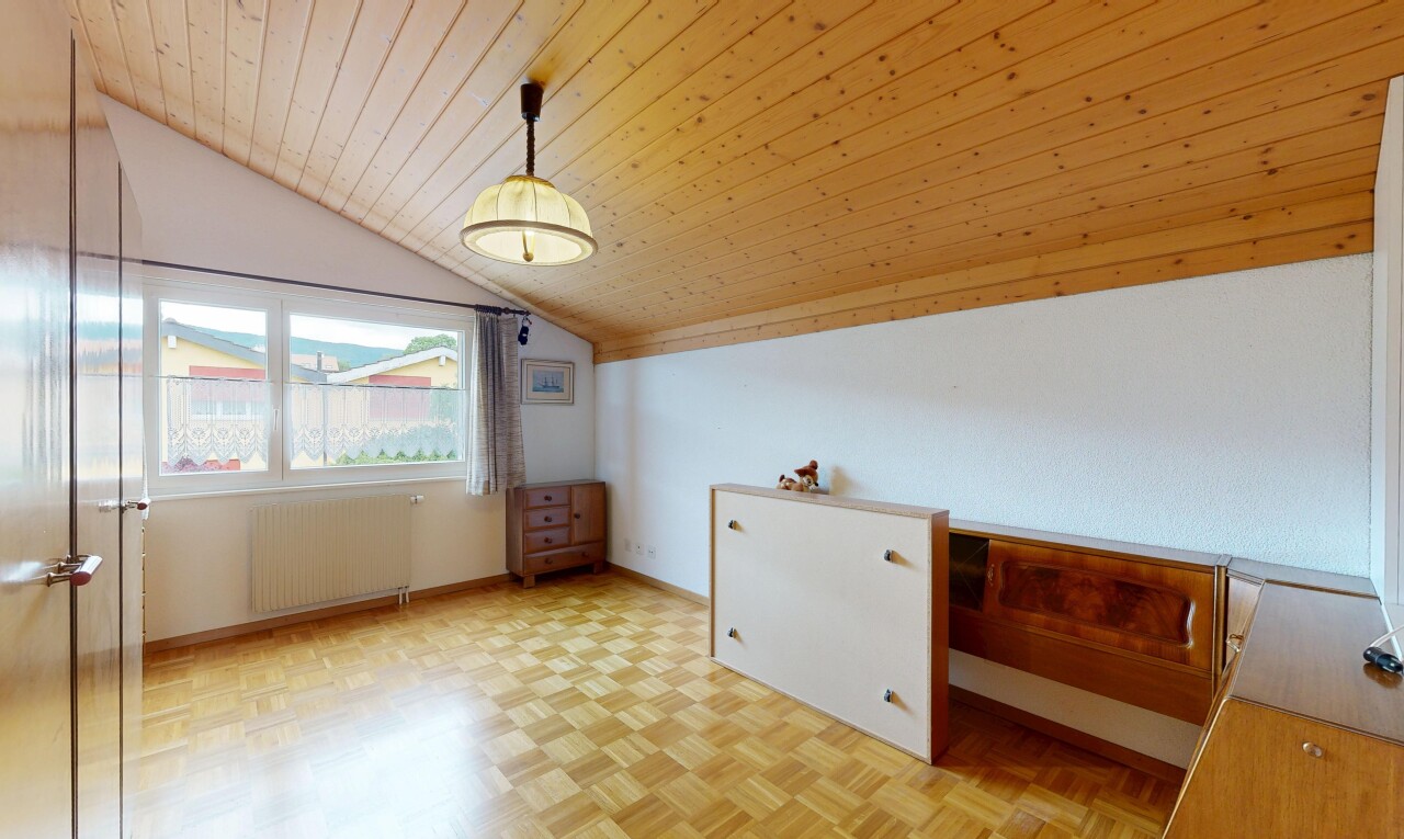 pièce vide avec parquet floor, sol en finition bois, wood finish floor, inside property, et plafond en bois