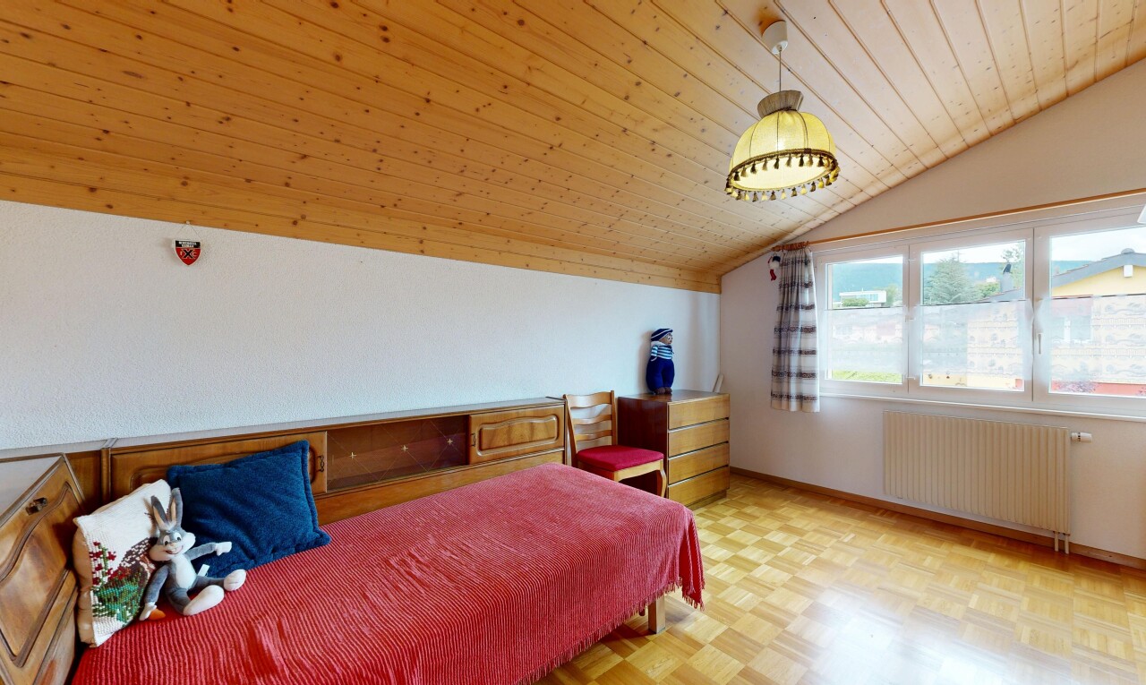 chambre avec wood ceiling, plafond en bois, radiateur, vaulted ceiling, et plafond voûté