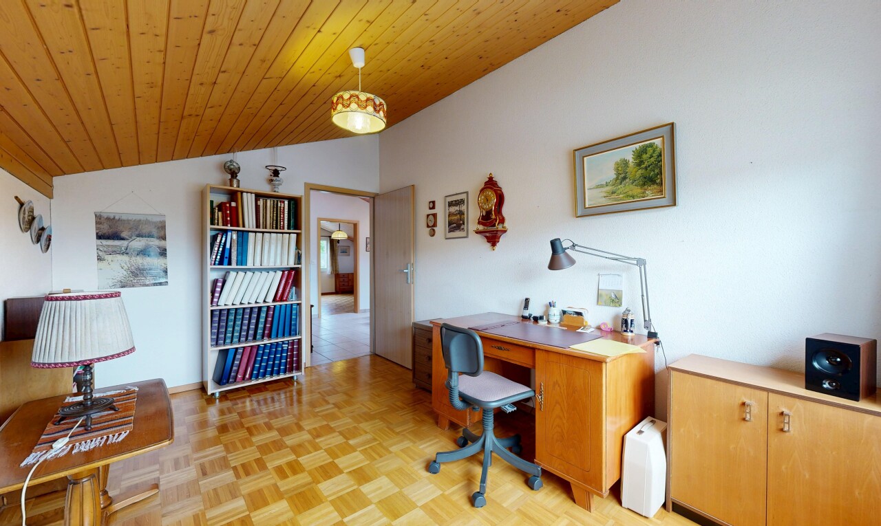bureau avec parquet floor, inside property, sol en finition bois, wood finish floor, et cloison sèche