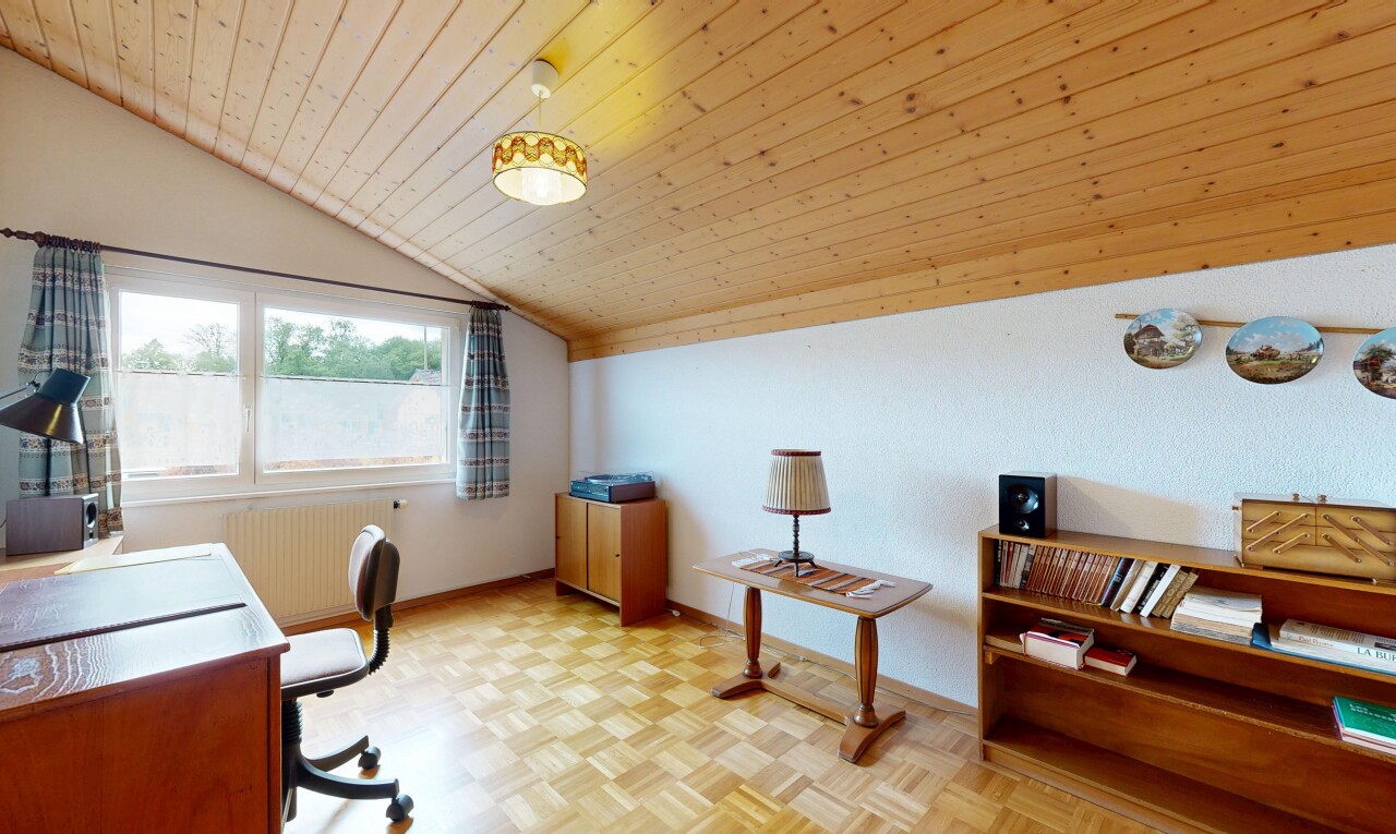 bureau avec plafond en bois, wood ceiling, parquet floor, plafond voûté, et vaulted ceiling
