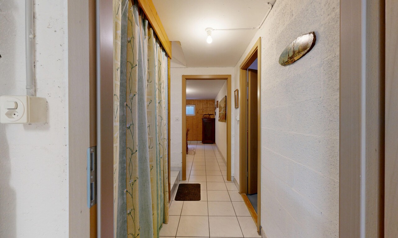couloir avec sol en carrelage, tile floor, inside property, et light floor