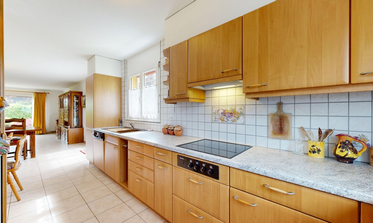cuisine avec light countertops, dosseret, backsplash, inside property, et light floor