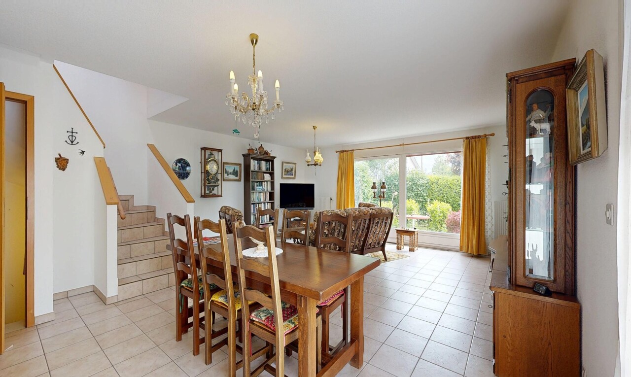salle à manger avec lustre remarquable, drywall, cloison sèche, inside property, et natural light