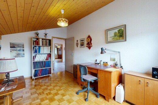 bureau avec parquet floor, inside property, sol en finition bois, wood finish floor, et cloison sèche