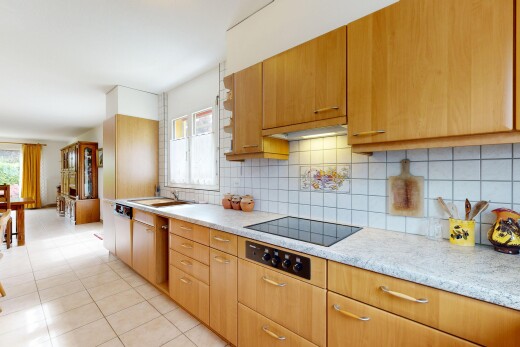 küche mit light countertops, küchenrückwand beim herd, küchenrückwand beim Herd, inside property, und light floor