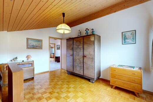 chambre avec parquet floor, inside property, cloison sèche, drywall, et plafond en bois