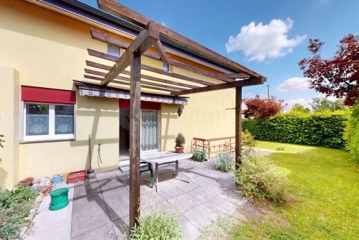 terrasse avec pelouse, from property, auvent, terrasse, et day time