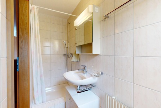 bad mit spiegel, komplettes badezimmer, waschbecken, kombiniertes bad / dusche, und light floor