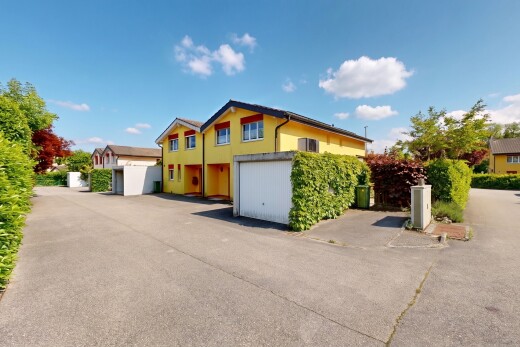 außenansicht mit day time, property visible, und garage