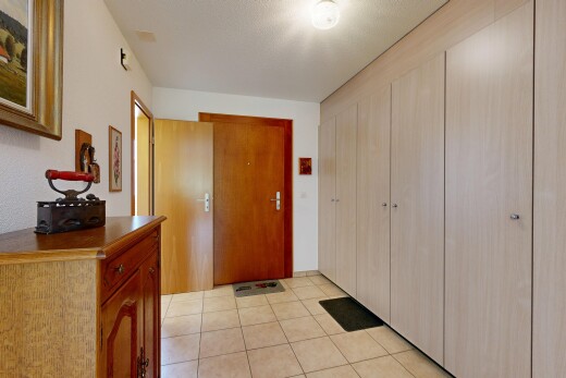 couloir avec light floor, inside property, sol en carrelage, tile floor, et cloison sèche